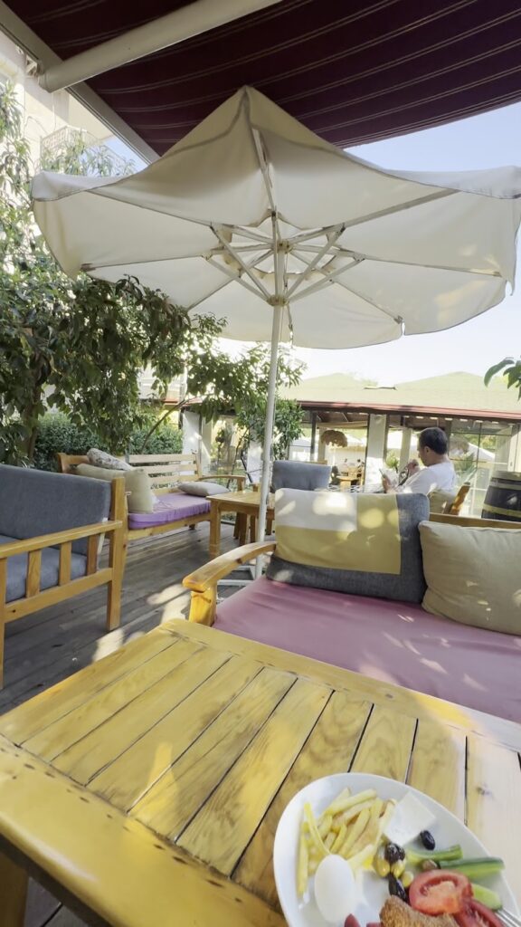 Kampüs Garden bahçe ve gölgeli oturma alanı