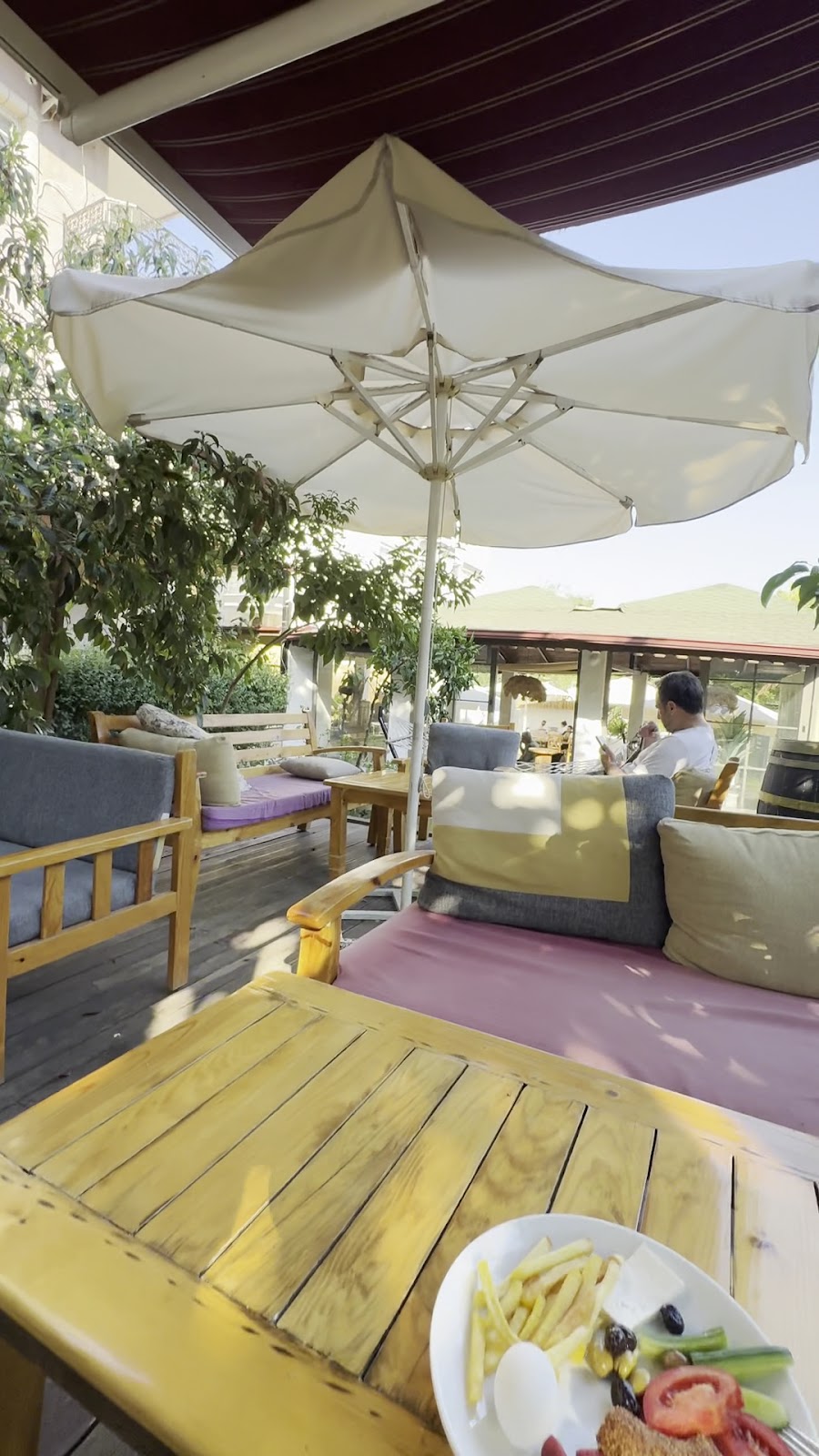 Kampüs Garden bahçe ve gölgeli oturma alanı