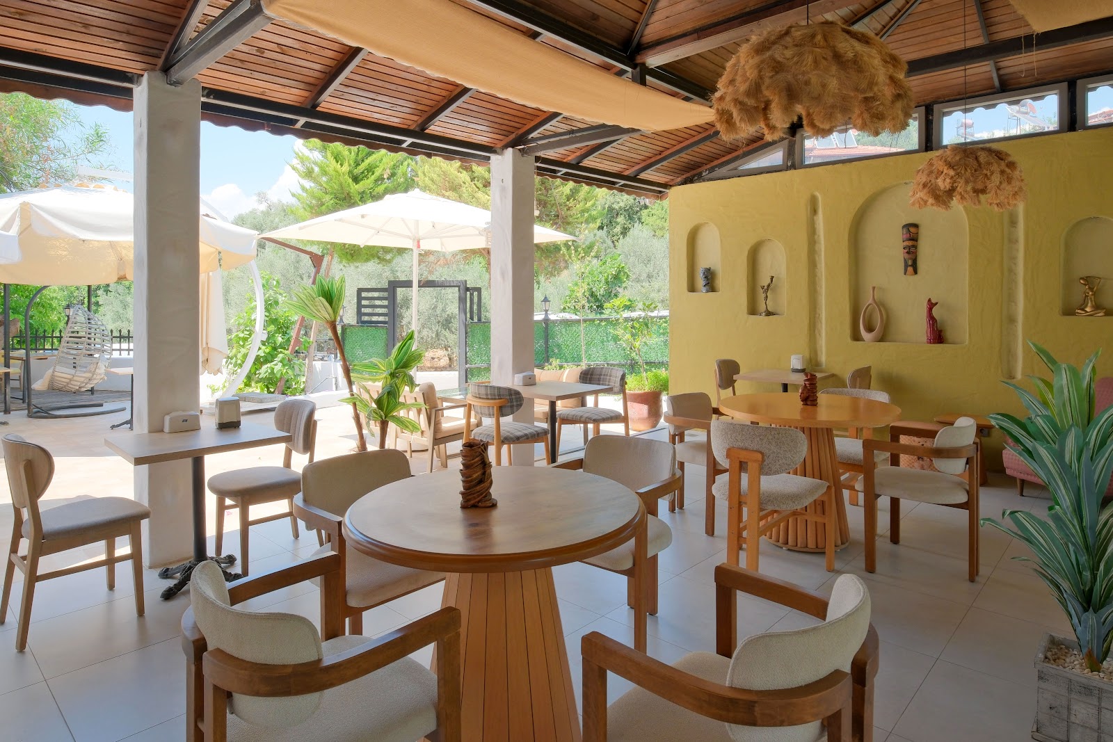 Kampüs Garden bahçe tarafındaki kahvaltı ve oturma salonu